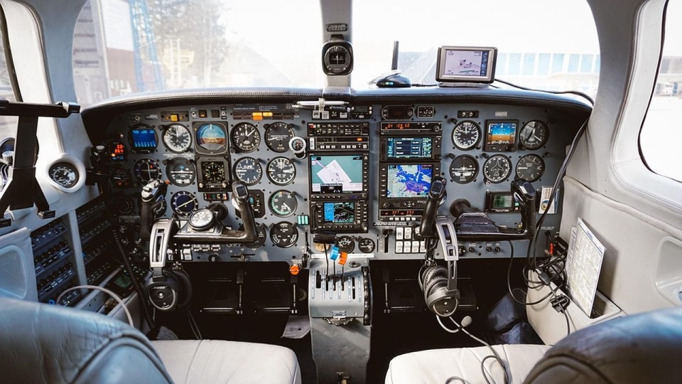 źródło: https://pixabay.com/pl/photos/kokpit-samolot-strumie%C5%84-lotnictwo-6381367/