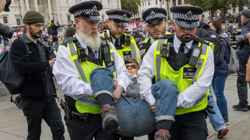 Protest odbył się mimo apelu brytyjskiego rządu o jego przełożenie w związku z niedawnym zamachem na synagogę w Manchesterze. PAP/EPA/TAYFUN SALCI
