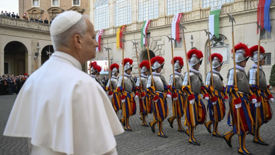 Żaden papież od 1968 roku nie uczestniczył w ceremonii zaprzysiężenia nowych gwardzistów. Ostatnim był Paweł VI. PAP/EPA/VATICAN MEDIA HANDOUT