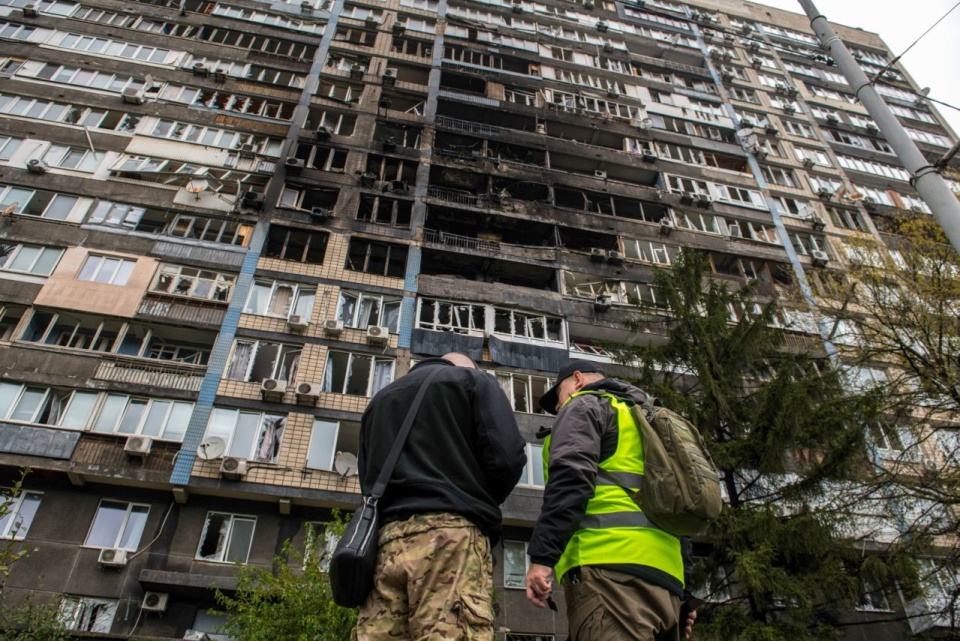 Zniszczenia po rosyjskim ataku w Kijowie. Fot. PAP/Vladyslav Musiienko