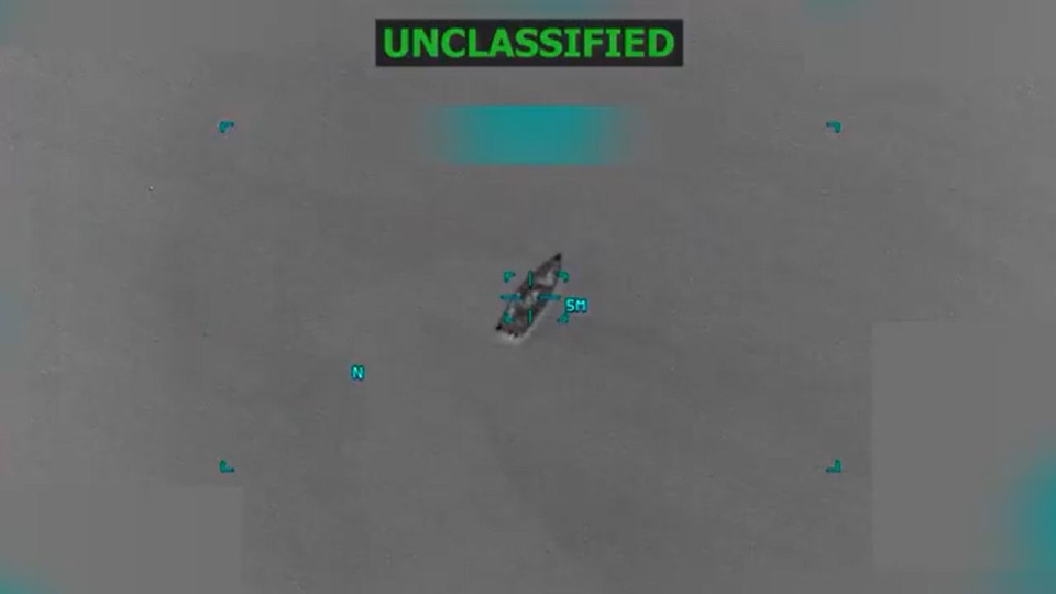 Trump powiadomił, że szef Pentagonu Pete Hegseth we wtorek rano wydał rozkaz przeprowadzenia „śmiertelnego ataku kinetycznego” na łódź związaną z organizacją uznaną za terrorystyczną. źródło: x.com/PeteHegseth