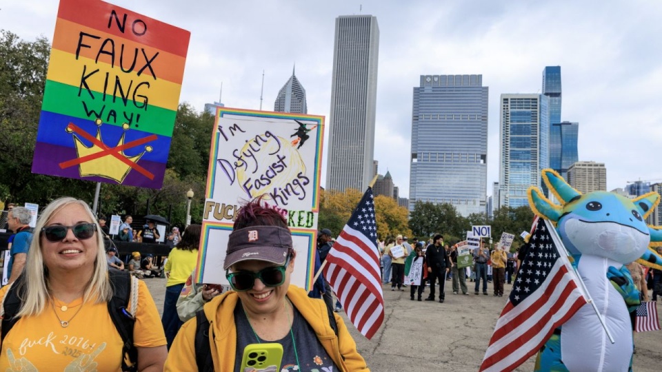 Organizatorzy demonstracji "No Kings" twierdzą, że prezydent USA podważa demokratyczne instytucje, ignoruje zapisy konstytucji i działa w interesie najbogatszych, kosztem zwykłych obywateli. PAP/EPA/CRISTOBAL HERRERA-ULASHKEVICH