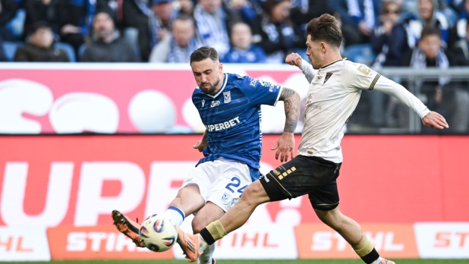 Piłkarz Lecha Poznań Filip Jagiełło (L) podczas meczu Ekstraklasy z Pogonią Szczecin. PAP/Jakub Kaczmarczyk