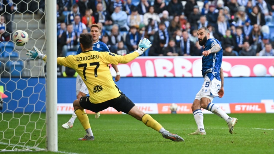 Piłkarz Lecha Poznań Mikael Ishak (P) zdobywa gola podczas meczu Ekstraklasy z Pogonią Szczecin. PAP/Jakub Kaczmarczyk