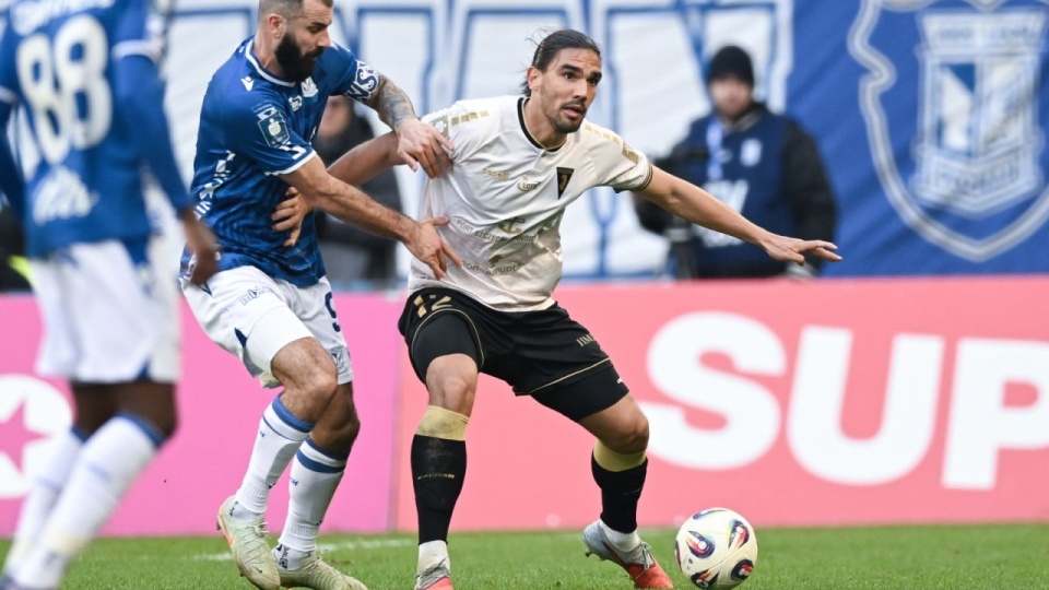 Piłkarz Lecha Poznań Mikael Ishak (L) i Marian Huja (P) z Pogonii Szczecin podczas meczu Ekstraklasy. PAP/Jakub Kaczmarczyk