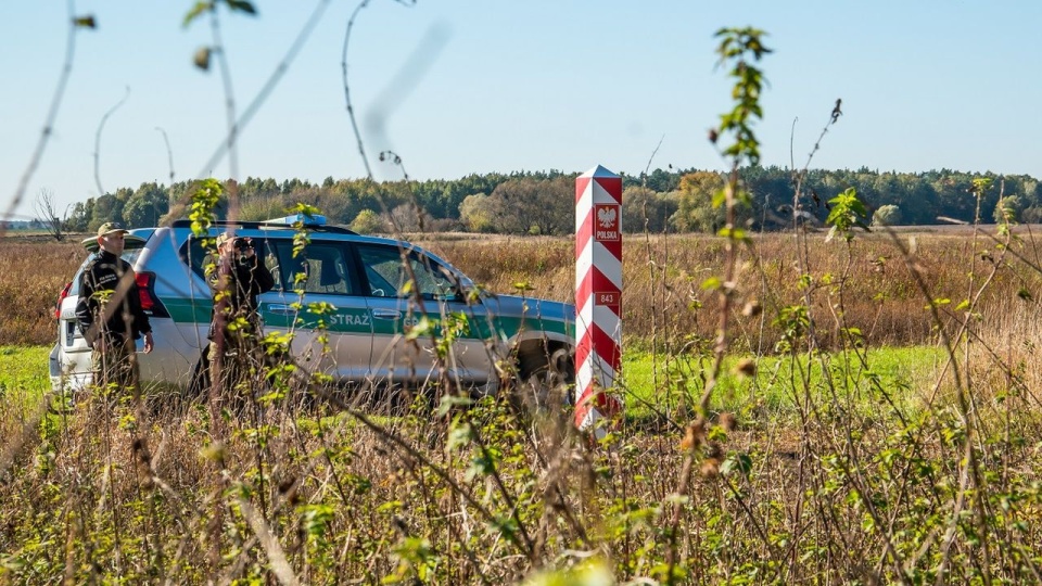 Na miejscu najpierw pracowali policjanci i strażacy, a teraz miejsce zdarzenia zabezpiecza Straż Graniczna. źródło: https://x.com/nadbuzanski_sg