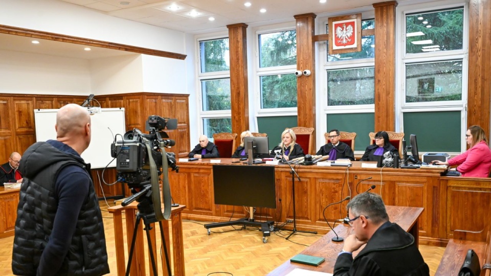 Sędzia Anna Sikorska-Obtułowicz w Sądzie Okręgowym w Koszalinie. Zakończył się proces 44-letniego Łukasza R. oskarżonego o zabójstwo kolegi, z którym pracował w zakładzie pogrzebowym. Do zbrodni doszło 27 kwietnia 2024 r., w należącym do Łukasza R. mieszkaniu w Koszalinie. Łukasz R. był także oskarżony o umyślne wzniecenie pożaru w swoim mieszkaniu w celu zatarcia śladów zbrodni. Łukasz R. został skazany na 15 lat i 6 miesięcy więzienia. Wyrok nie jest prawomocny. PAP/Piotr Kowala