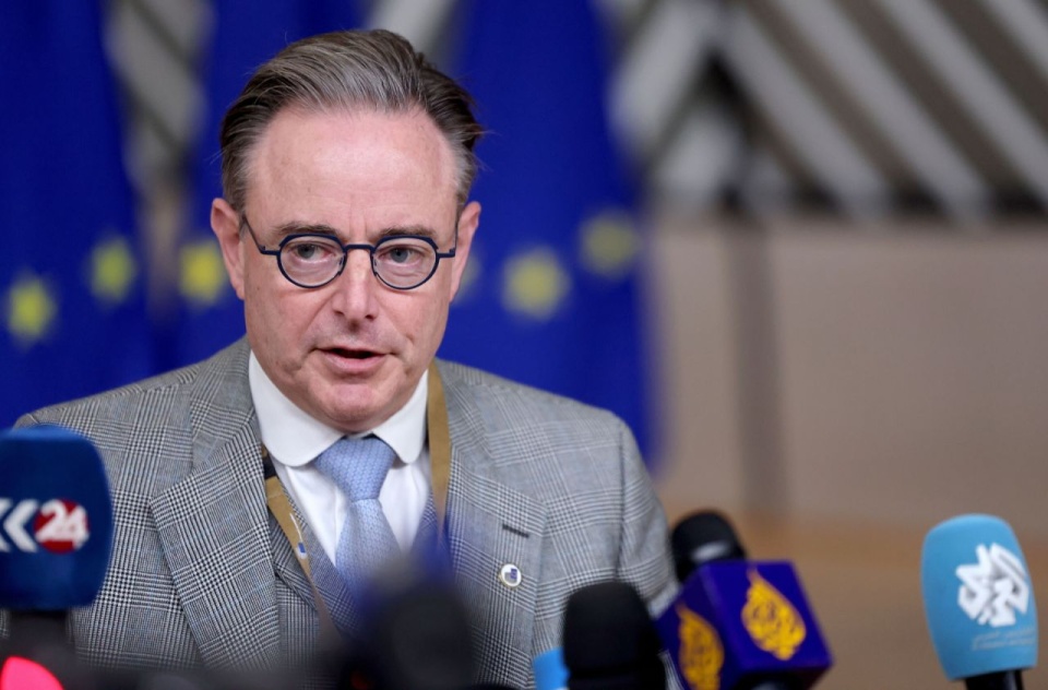 Premier Bart De Wever domaga się twardych gwarancji, że Belgia nie zostanie z tym sama i wszystkie kraje solidarnie wezmą na siebie ciężar odpowiedzialności za przekazanie Ukrainie zamrożonych rosyjskich aktywów. Fot. PAP/EPA/OLIVIER MATTHYS