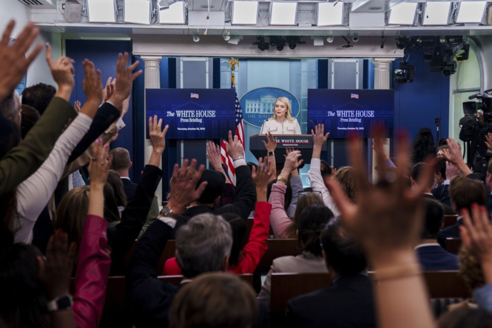 Karoline Leavitt powiedziała, że prezydent Donald Trump uznał, iż nadszedł właściwy moment, by wprowadzić sankcje wobec Rosji. Fot. PAP/EPA/WILL OLIVER