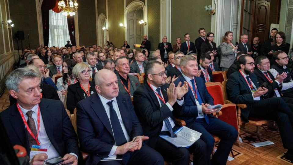 Przewodniczący Rady ds. Współpracy z Ukrainą Paweł Kowal podczas IV Forum Odbudowy Ukrainy PAIH „Integracja – Gospodarka – Partnerstwo” we Lwowie. Forum Odbudowy Ukrainy organizowane przez Polską Agencję Inwestycji i Handlu. PAP/Vitaliy Hrabar