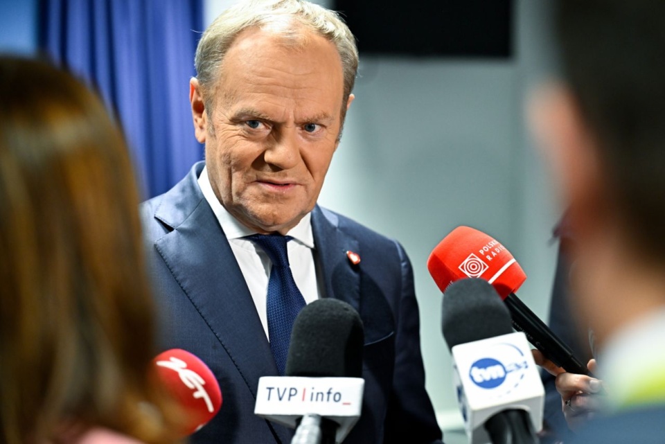 Szef PO premier Donald Tusk wyjaśnia, że chodzi o zjednoczenie sił demokratycznych po jednej stronie. Fot. PAP/Wiktor Dąbkowski