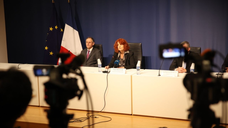 Beccuau potwierdziła doniesienia mediów, że dwaj zatrzymani należeli do czteroosobowej grupy, która dokonała włamania do Luwru 19 października. PAP/EPA/SADAK SOUICI