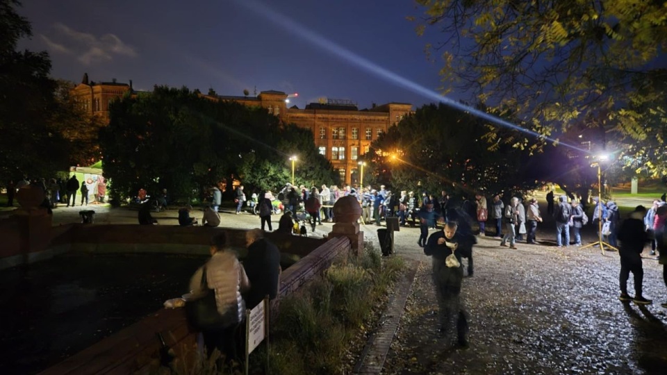 Spotkania na placu Tobruckim odbywają się w każdy czwartek od godziny 18.30. źródło: https://www.facebook.com/tydzienubogich