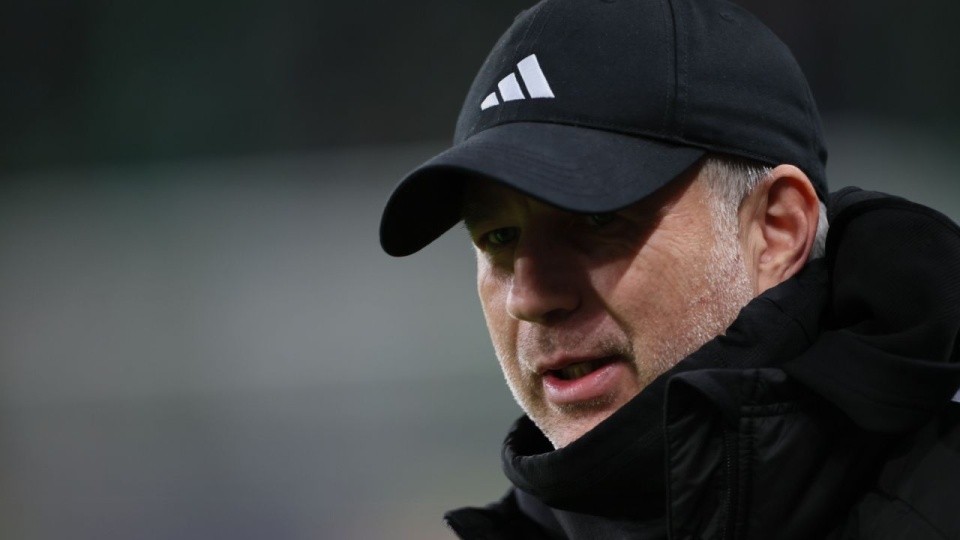 Trener Legii Warszawa Edward Iordanescu podczas 1/16 finału piłkarskiego Pucharu Polski z Pogonią Szczecin. PAP/Leszek Szymański