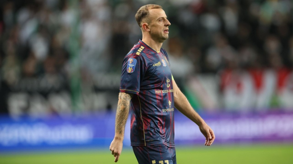 Zawodnik Pogoni Szczecin Kamil Grosicki opuszcza boisko w meczu 1/16 finału piłkarskiego Pucharu Polski z Legią Warszawa. PAP/Leszek Szymański