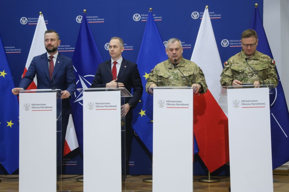 Od lewej: wicepremier, szef MON Władysław Kosiniak-Kamysz, wiceminister obrony narodowej Cezary Tomczyk, szef Sztabu Generalnego Wojska Polskiego gen. Wiesław Kukuła oraz dowódca Komponentu Wojsk Obrony Cyberprzestrzeni gen. dyw. Karol Molenda na konferencji prasowej w siedzibie Sztabu Generalnego WP w Warszawie. Fot. PAP/Rafał Guz