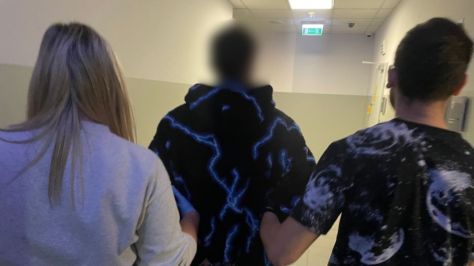 Sprawcy zostali zatrzymani i doprowadzeni do jednostki policji, gdzie usłyszeli zarzuty uszkodzenia mienia. źródło: stargard.policja.gov.pl