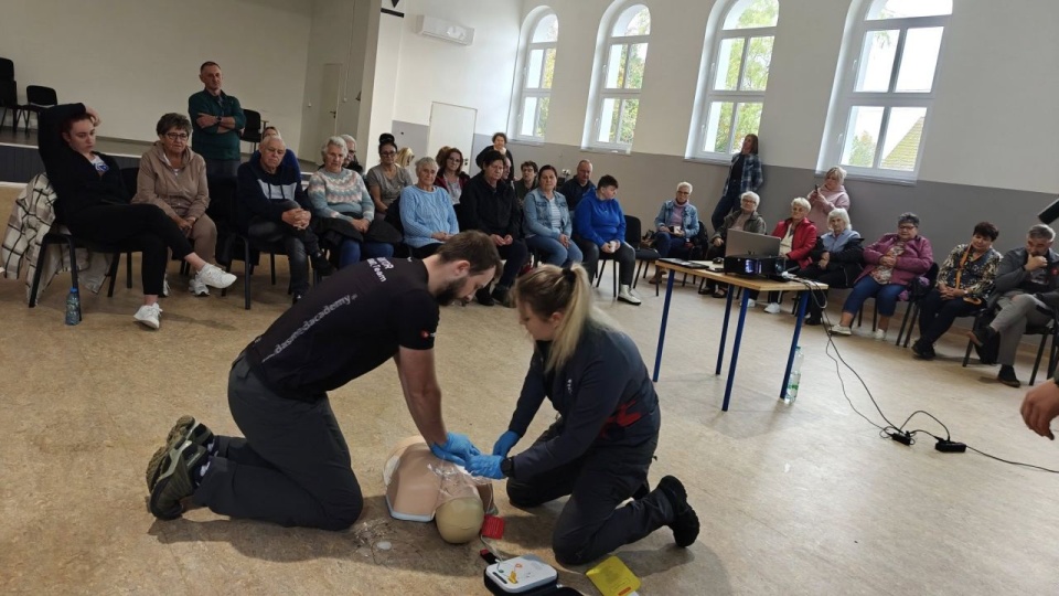 Zajęcia poprowadzą doświadczeni ratownicy medyczni oraz strażacy OSP. źródło: Starostwo Powiatowe w Policach