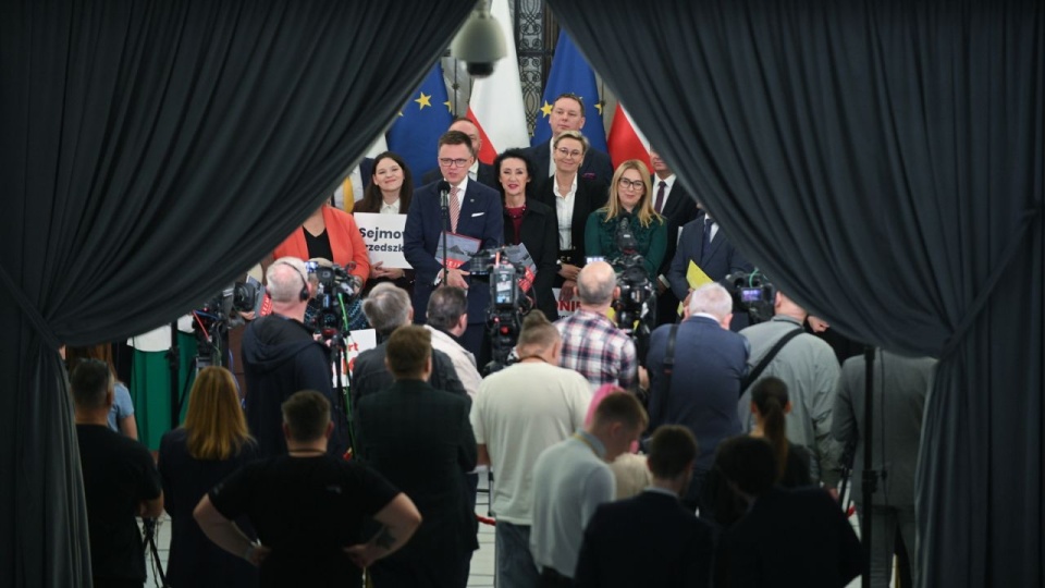 Marszałek Sejmu Szymon Hołownia podczas konferencji prasowej w Sejmie w Warszawie. Szymon Hołownia podpisał rezygnację z funkcji marszałka Sejmu. Wybór nowego marszałka Sejmu ma odbyć się 18 listopada, na kolejnym posiedzeniu izby. PAP/Marcin Obara