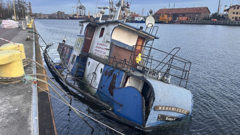 Kuter o nazwie Kehrwieder należał do obywatela Niemiec i od dłuższego czasu był problemem dla zarządcy portu. źródło: UM Świnoujście.