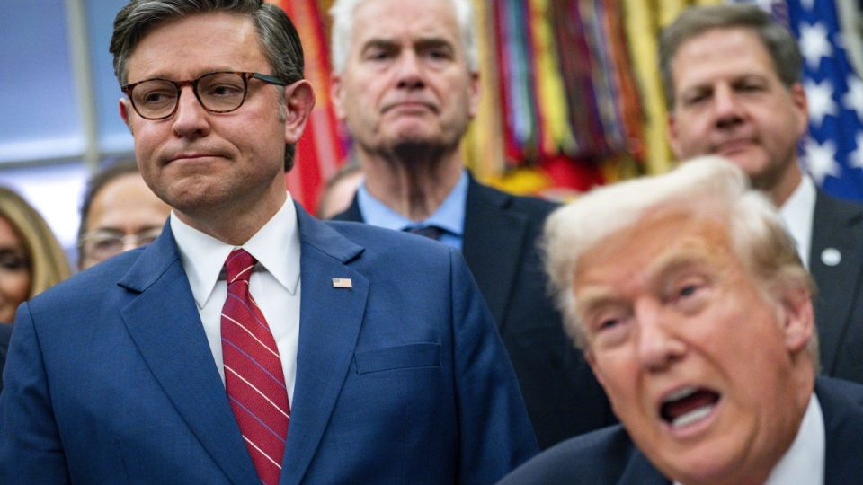 W dokumencie BBC „Panorama” pokazano wystąpienie Trumpa z 6 stycznia 2021 roku, które zmontowano w taki sposób, aby sugerowało, że podżegał po przegranych wyborach do zamieszek na Kapitolu. źródło: PAP/EPA/BONNIE CASH / POOL