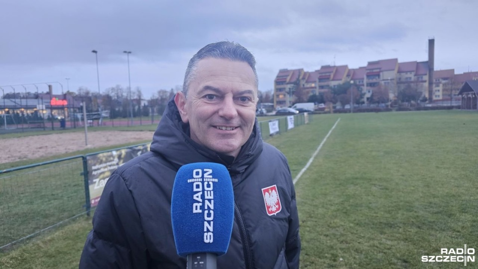 Swoje wsparcie dla renowacji stadionu w Moryniu okazał prezes Zachodniopomorskiego Związku Piłki Nożnej, Maciej Mateńko. Fot. Stanisław Sikora [Radio Szczecin]