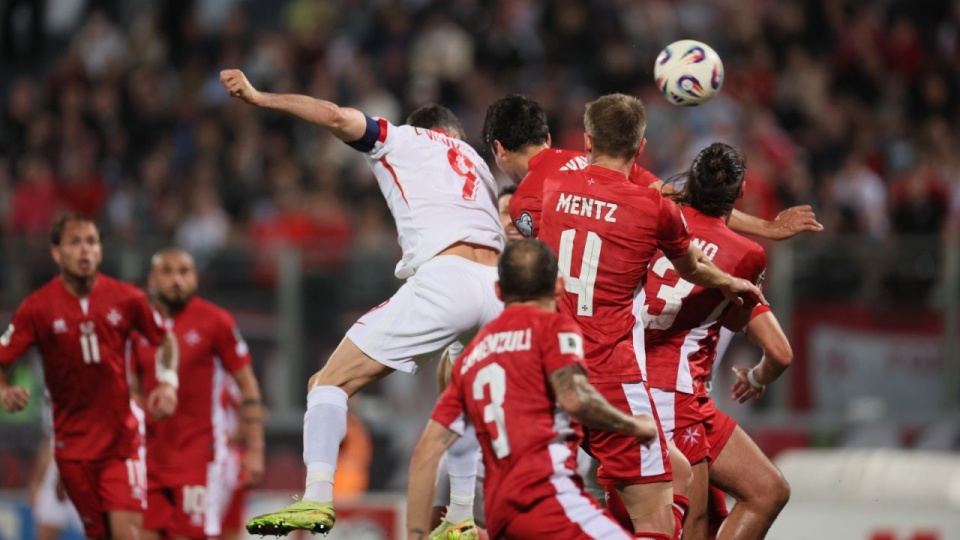 Robert Lewandowski strzela gola podczas meczu eliminacyjnego mistrzostw świata z Maltą w Attard. PAP/Leszek Szymański