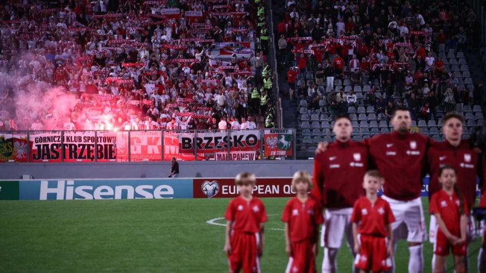 Polscy kibice podczas meczu eliminacyjnego piłkarskich mistrzostw świata z Maltą w Attard. PAP/Leszek Szymański