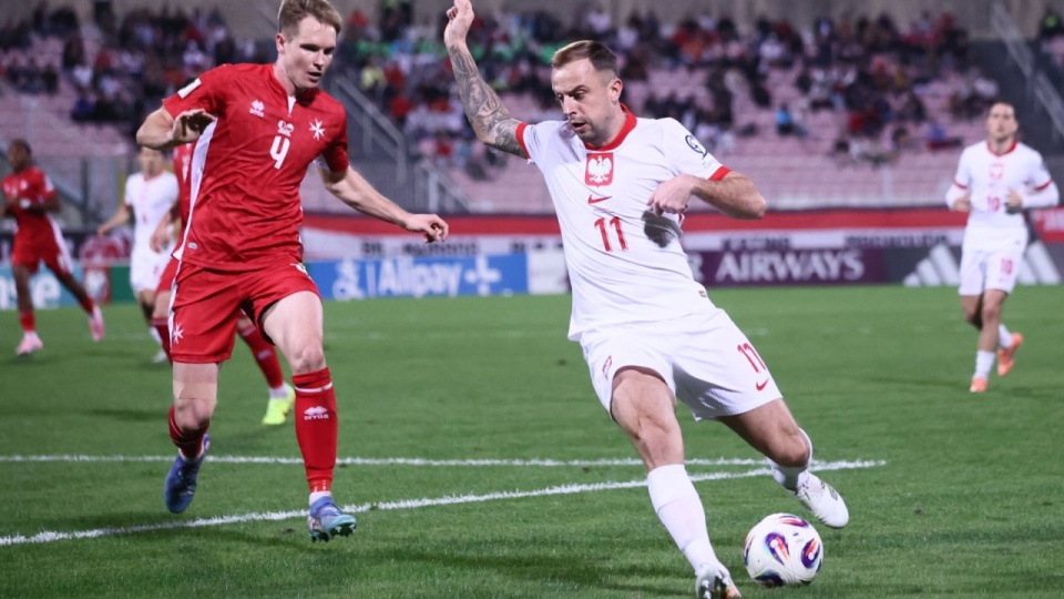Piłkarz reprezentacji Malty Gabriel Mentz i Kamil Grosicki z Polski podczas meczu eliminacyjnego mistrzostw świata w Attard. PAP/Leszek Szymański