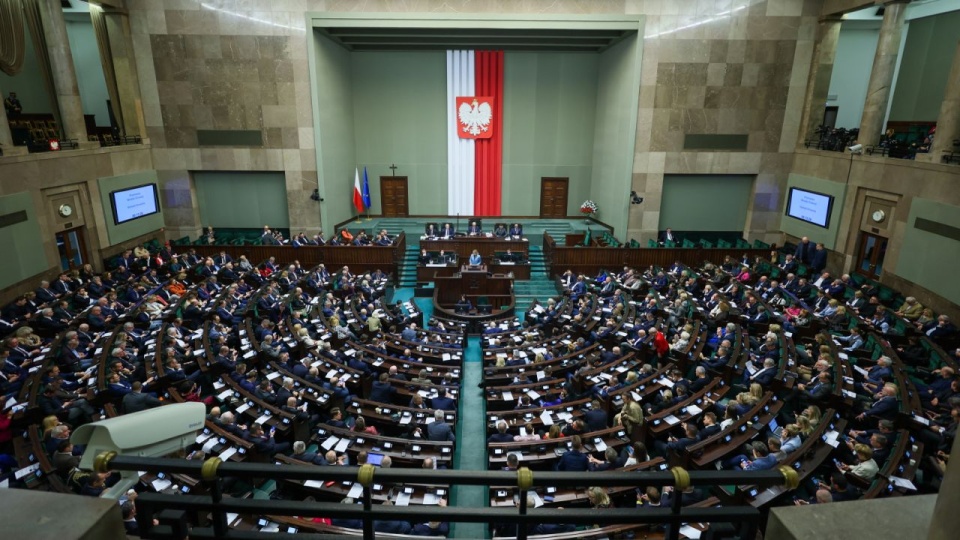 Posłowie na sali obrad Sejmu. Niższa izba parlamentu zajmie się dwoma projektami – rządowym i poselskim – o asystencji osobistej osób z niepełnosprawnościami. Posłowie będą też pracować nad projektem ws. inwestycji w zakresie bezpieczeństwa i obronności, a także mają powołać nowego prezesa IPN. PAP/Leszek Szymański