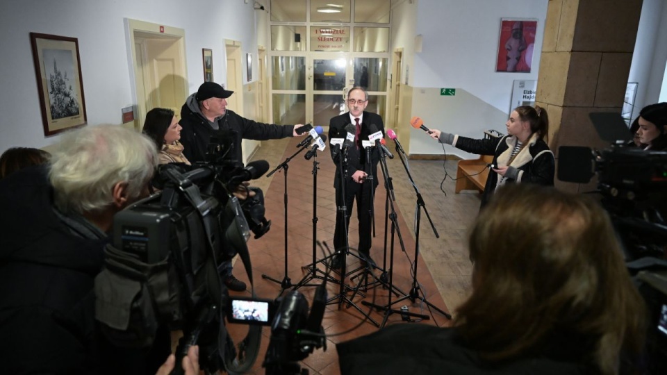 Prokurator Ryszard Gąsiorowski podczas konferencji prasowej w siedzibie prokuratury w Koszalinie. Konferencja dotyczyła zatrzymania czterech policjantów, którzy usłyszeli w prokuraturze zarzut nękania osób będących w kryzysie bezdomności. PAP/Piotr Kowala