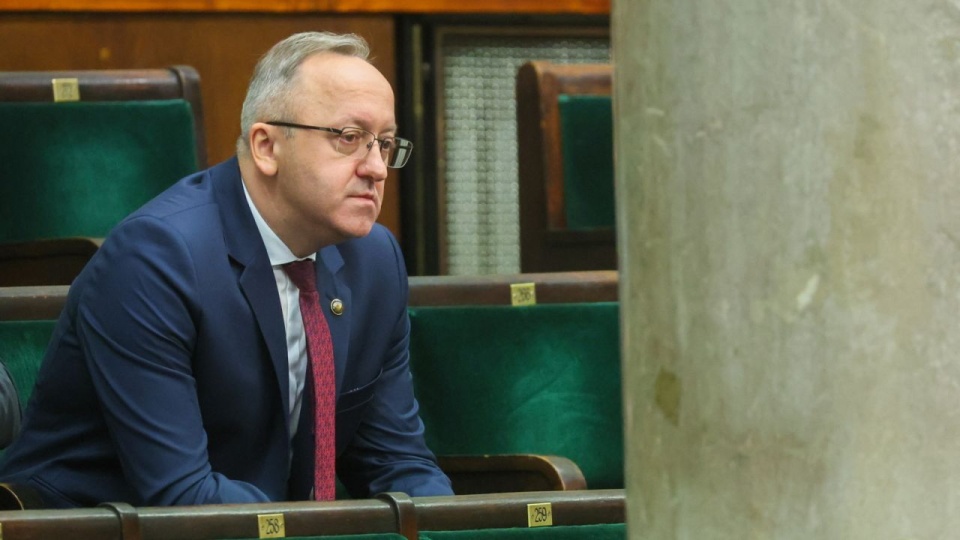 Zastępca prezesa Instytutu Pamięci Narodowej Karol Polejowski na galerii Sejmu w Warszawie. Sejm na posiedzeniu zajmuje się dwoma projektami, rządowym i poselskim, o asystencji osobistej osób z niepełnosprawnościami. Posłowie będą też pracować nad projektem ws. inwestycji w zakresie bezpieczeństwa i obronności, a także mają powołać nowego prezesa IPN. PAP/Leszek Szymański