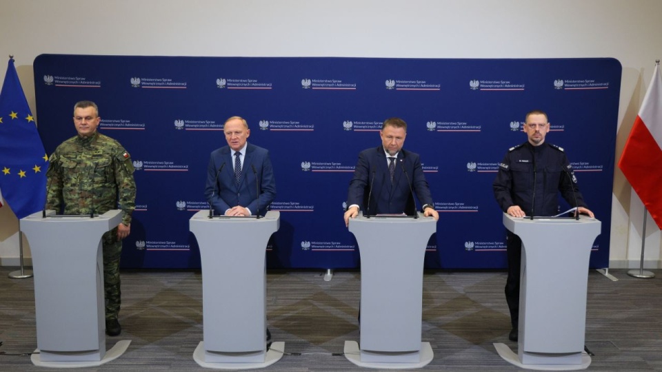 Minister spraw wewnętrznych i administracji Marcin Kierwiński (2P), Komendant Główny Policji nadinsp. Marek Boroń (P), wiceszef MSWiA Czesław Mroczek (2L) i Komendant Główny Straży Granicznej gen. dyw. SG Robert Bagan (L) na konferencji prasowej w siedzibie Ministerstwa Spraw Wewnętrzych i Administracji w Warszawie, 22 bm. Temat spotkania: "Podsumowanie wspólnych działań Policji i Straży Granicznej zw. z zatrzymaniem osób poszukiwanych". PAP/Paweł Supernak