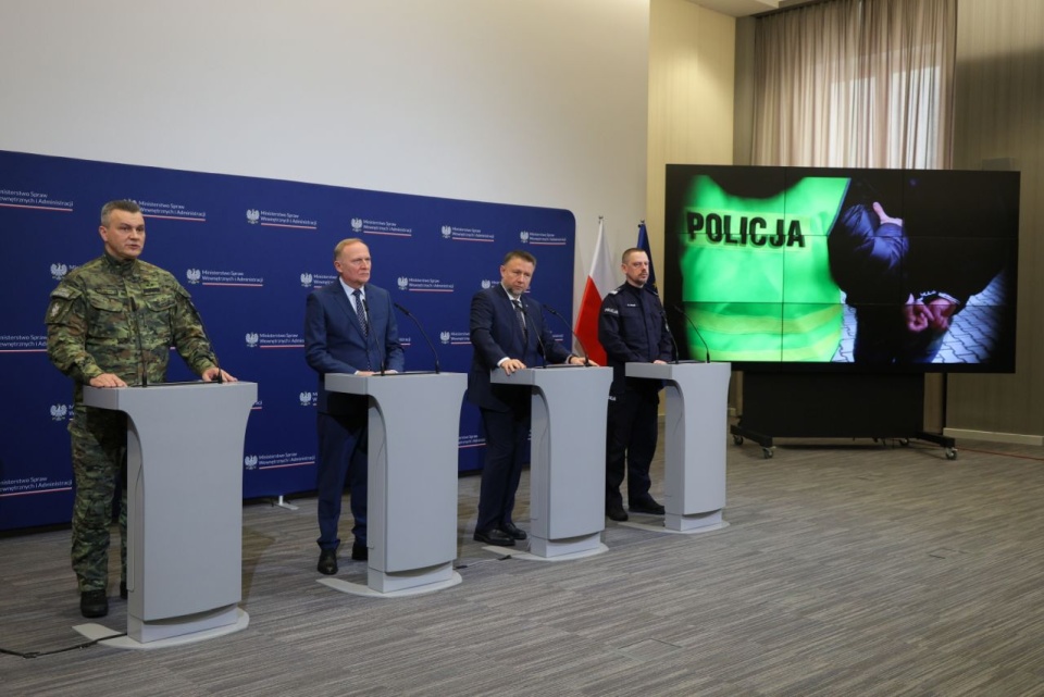 Minister spraw wewnętrznych i administracji Marcin Kierwiński (drugi z prawej), Komendant Główny Policji nadinsp. Marek Boroń (pierwszy z prawej), wiceszef MSWiA Czesław Mroczek (drugi z lewej) i Komendant Główny Straży Granicznej gen. dyw. SG Robert Bagan (pierwszy z lewej) na konferencji prasowej w siedzibie Ministerstwa Spraw Wewnętrzych i Administracji w Warszawie. Fot. PAP/Paweł Supernak