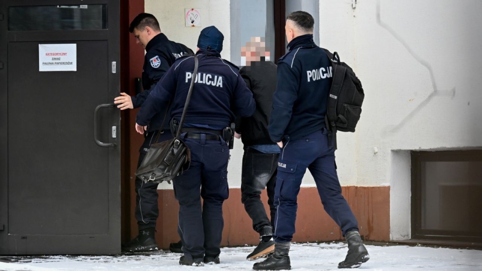 Mateusz K. podczas doprowadzenia do Sądu Okręgowego w Koszalinie, 24 bm. Rozpoczął się proces mężczyzny, oskarżonego o spowodowanie u 8-letniego syna swojej konkubiny bardzo poważnych poparzeń ciała poprzez wrzucenie go do wrzącej wody. 33-latek usłyszał zarzut usiłowania zabójstwa, za co grozi mu kara dożywotniego więzienia. PAP/Piotr Kowala