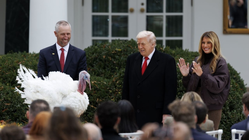 - Gobble, chcę ci powiedzieć, to bardzo ważne: jesteś niniejszym bezwarunkowo ułaskawiony - powiedział Trump do białego 23-kilogramowego indyka, głaszcząc go podczas ceremonii w Ogrodzie Różanym Białego Domu. PAP/EPA/WILL OLIVER / POOL