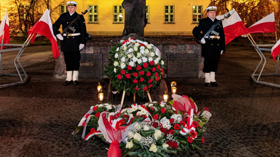 Świnoujście, 27.11.2025. Kwiaty przed pomnikiem poświęconym „Tym, którzy nie powrócili z morza" w przeddzień święta Marynarki Wojennej, 27 bm. w Świnoujściu. PAP/Jerzy Muszyński