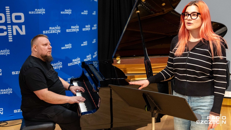 Krzysztof Baranowski – pianista, kompozytor i Sara Frymus – wokalistka. Fot. Robert Stachnik [Radio Szczecin]