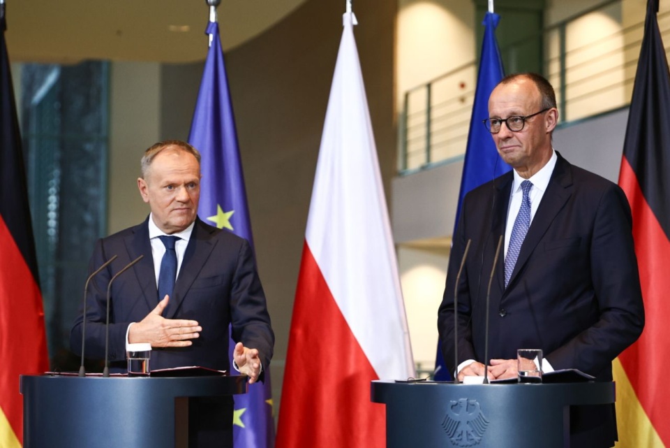 Od lewej: polski premier Donald Tuski i kanclerz Niemiec Friedrich Merz. PAP/EPA/FILIP SINGER