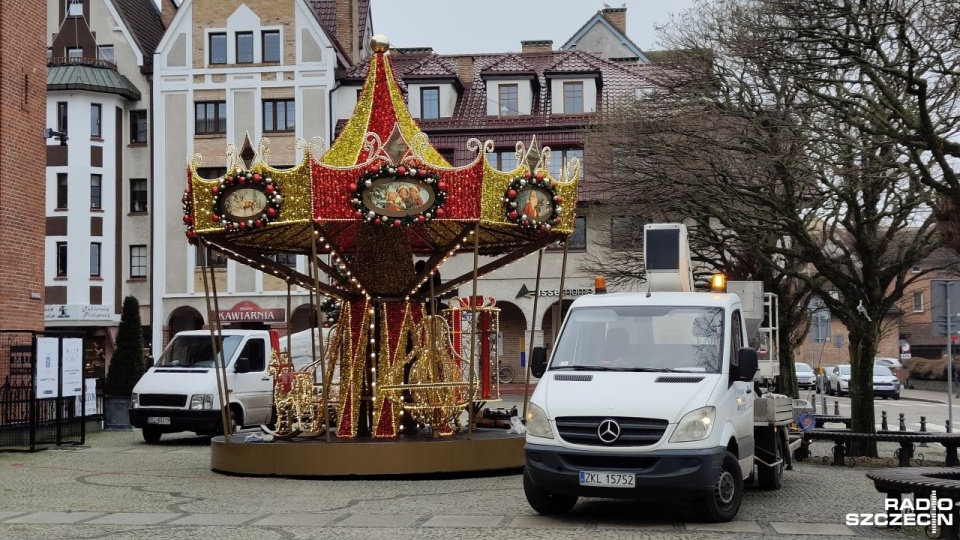 Obecnie trwa montaż ostatnich ozdób na ulicach miasta. Łącznie Kołobrzeg wyda na ten cel rekordowe 1,5 mln zł. Fot. Przemysław Polanin [Radio Szczecin]