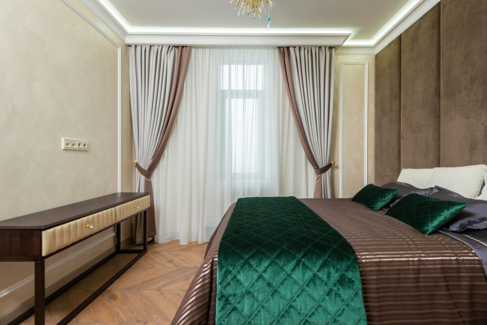 Jak wykonać ukryty karnisz: Kompletny przewodnik architekta po eleganckich wnękach okiennych