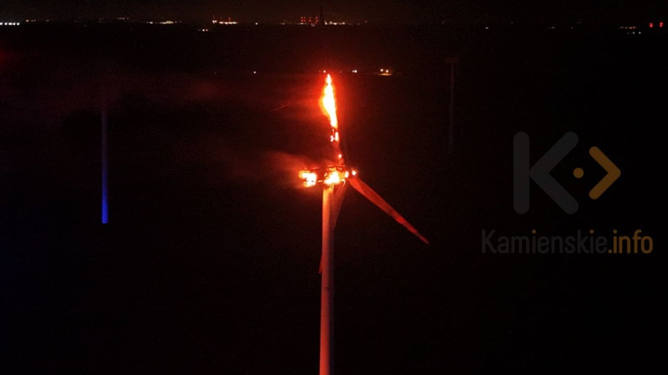 źródło: https://kamienskie.info/pozar-turbina-wiatrowa-w-skoszewie-strazacy-zabezpieczaja-teren/