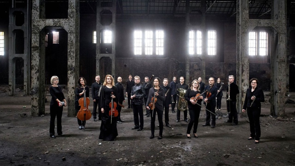 Orkiestra Muzyki Nowej pod dyrekcją Szymona Bywalca. Fot. Bartek Barczyk [Materiały prasowe Orkiestry]