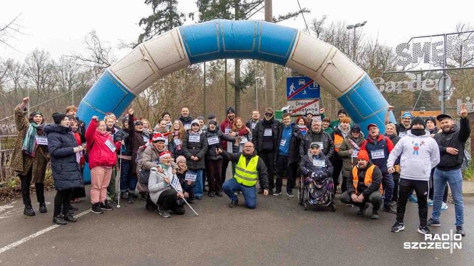 Pobiegli w ciemno, w geście solidarności z niewidomymi [WIDEO, ZDJĘCIA]
