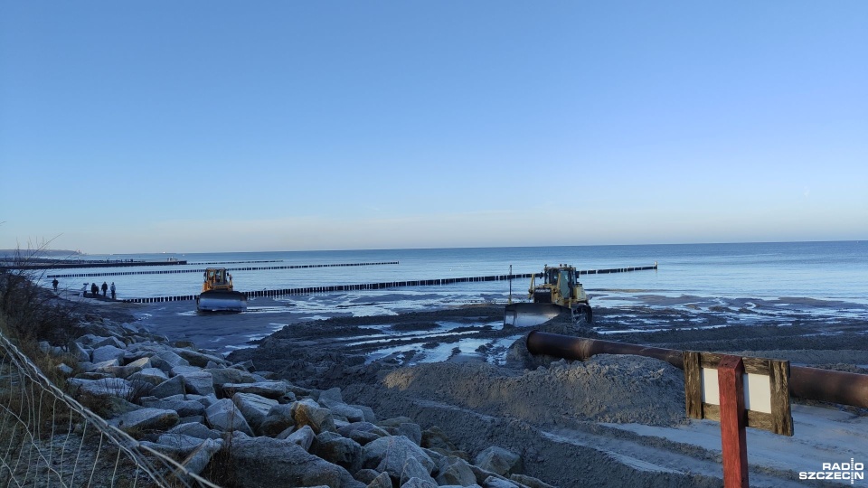 Trwa poszerzanie plaży w Kołobrzegu [ZDJĘCIA]