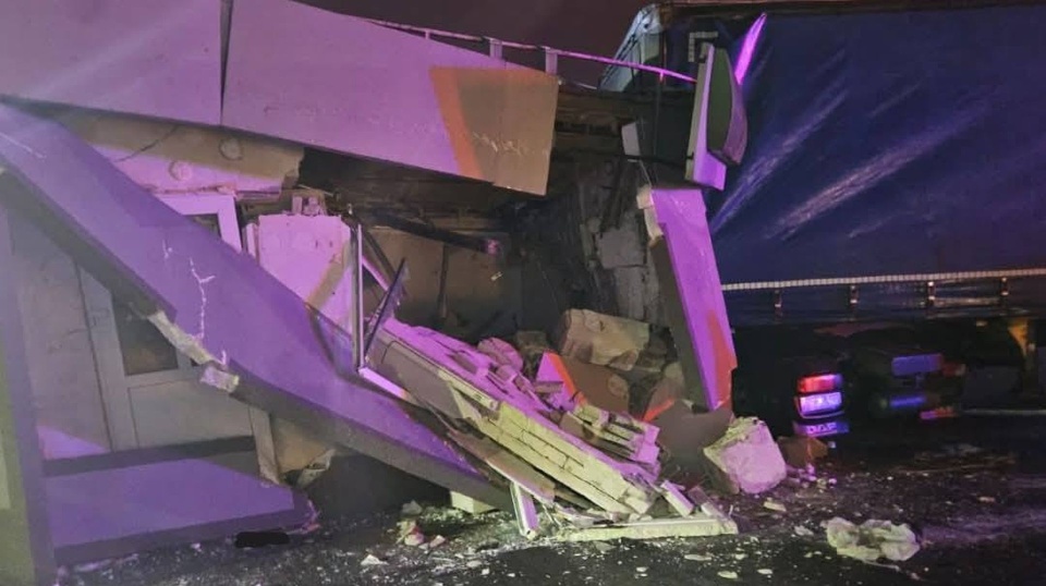 Ciężarówka wjechała w stację paliw, nie ma poszkodowanych