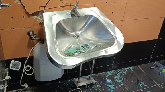 Choszczno poszukuje wandali, którzy zniszczyli publiczną łazienkę przy Ośrodku Sportowo-Wypoczynkowym.