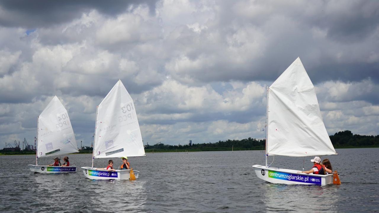 W szczecińskim Centrum Żeglarskim ruszyły zapisy na półkolonie dla dzieci. To okazja do aktywnego wypoczynku, nauki podstaw żeglarstwa i spędzenia czasu nad wodą.