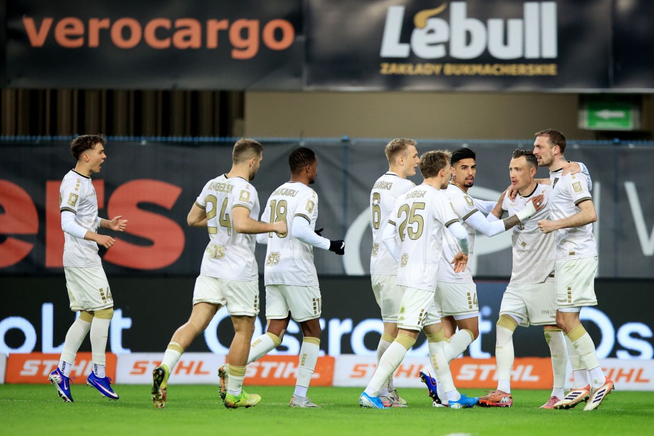 Piłkarze Pogoni, po wygranej na Górnym Śląsku, uciekają ze strefy spadkowej ekstraklasy.