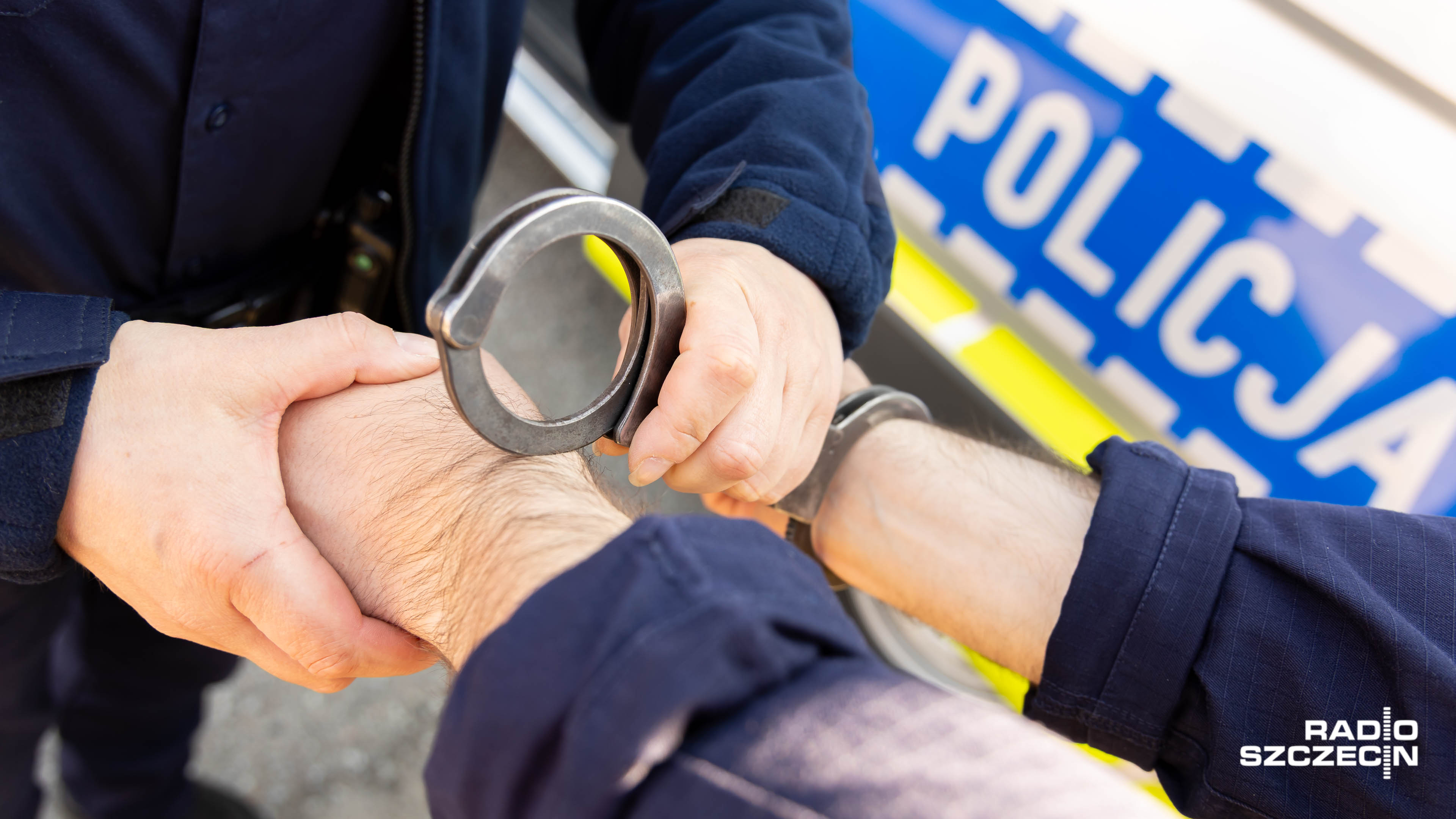 Jeden ukrył się przed policjantami pod podłogą, drugi postanowił zapłacić grzywnę i uniknąć więzienia.
